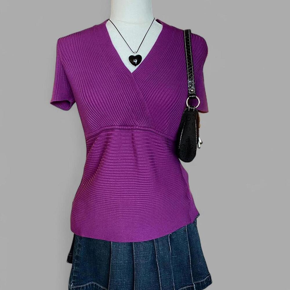 stretchy purple ribbed knit v-neck top! 🔮